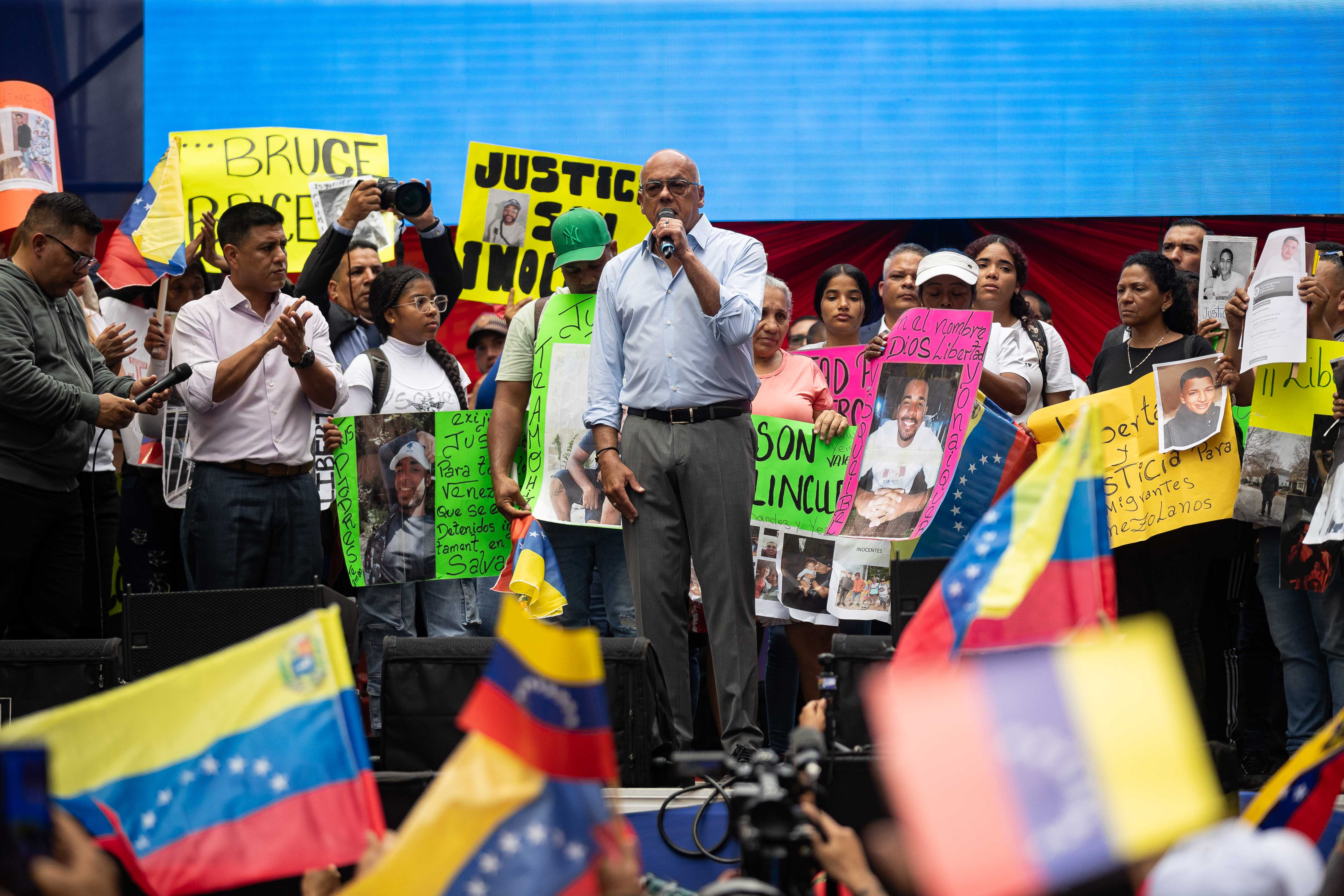 AME523. CARACAS (VENEZUELA), 18/03/2025.- El presidente de la Asamblea Nacional (AN, Parlamento) de Venezuela, Jorge Rodríguez (c), habla durante una marcha oficialista en defensa de los migrantes venezolanos este martes, en Caracas (Venezuela). El chavismo denunció que los más de 200 migrantes deportados el fin de semana de Estados Unidos a El Salvador fueron enviados para que el presidente del país centroamericano, Nayib Bukele, los "utilice como mano de obra esclava". EFE/ Ronald Peña R