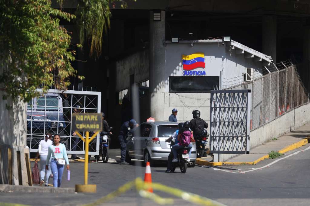 AME3593. CARACAS (VENEZUELA), 09/01/2026.- Fotografía que muestra la entrada del El Helicoide este viernes, en Caracas( Venezuela). Hasta las 8:00 hora local de este viernes, la ONG Foro Penal informó que solo ha confirmado la excarcelación de ocho personas, entre ellas el excandidato presidencial Enrique Márquez, el político Biagio Pilieri y cinco ciudadanos españoles. EFE/ Miguel Gutiérrez