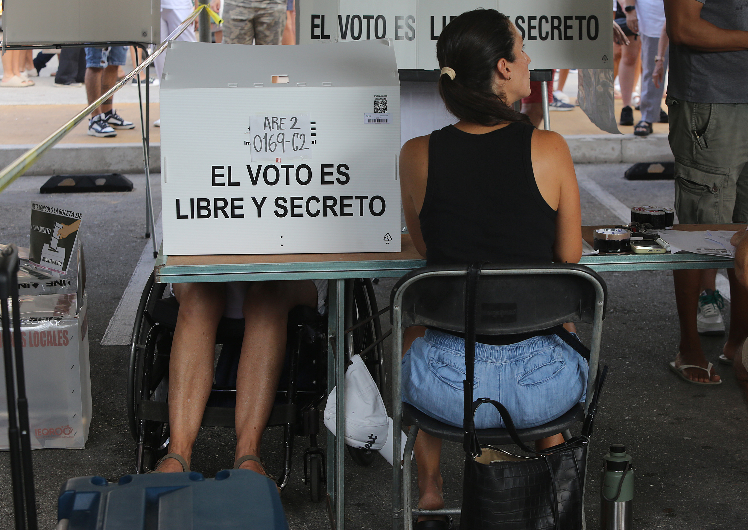 MEX9673. CANCÚN (MÉXICO), 02/06/2024.- Una mujer ejerce de jurado electoral en las elecciones generales mexicanas este domingo, en un colegio electoral en Cancún, Quintana Roo (México). Las casillas (centros electorales) para las elecciones presidenciales mexicanas abrieron este domingo en la mayoría del país a las 8:00 horas (14:00 GMT) con miles de ciudadanos en fila desde temprano, incluyendo el presidente Andrés Manuel López Obrador. EFE/ Alonso Cupul