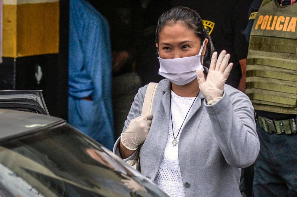 El político peruano Keiko Fujimori saluda mientras sale de la cárcel de Santa Mónica en Lima el 4 de mayo de 2020, luego de su liberación bajo fianza después de pasar tres meses en prisión preventiva. / AFP