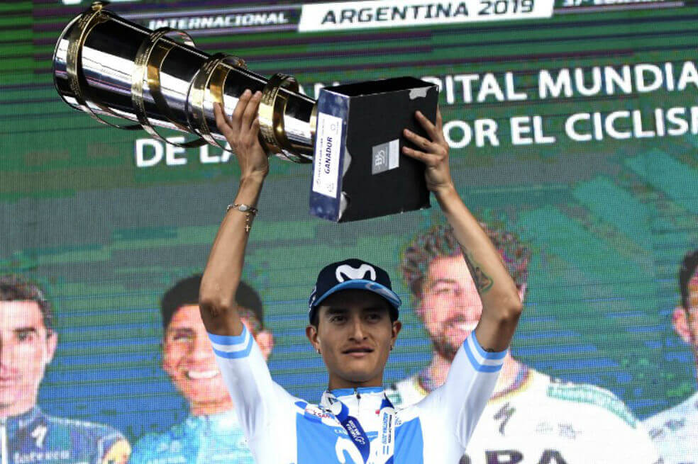 Winner Anacona, de 30 años, levanta el trofeo de la Vuelta a San Juan. / AFP