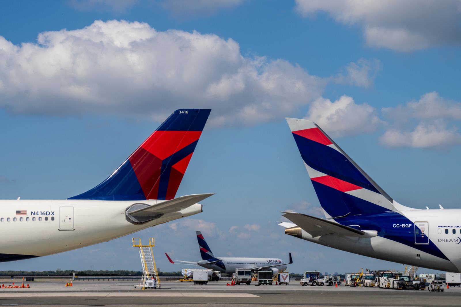 Los destinos en promoción incluyen Miami, Orlando, Atlanta, Salt Lake City, Boston y Raleigh-Durham. Estas rutas son operadas por LATAM Airlines y Delta Air Lines como parte de su Joint Venture.