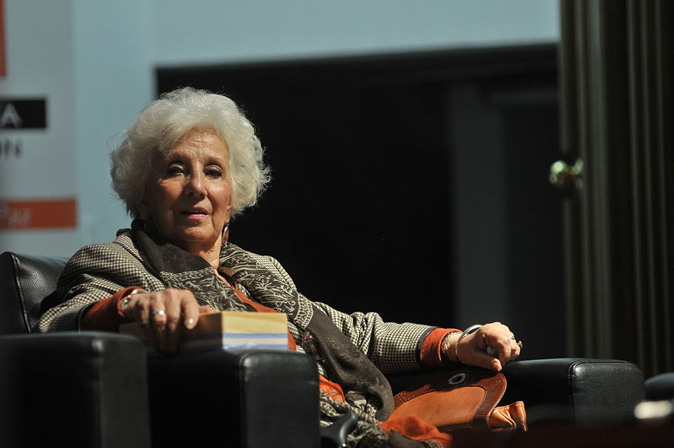 Estela de Carlotto, presidenta de la Asociación Abuelas de Plaza de Mayo, visitó ayer el Centro Distrital de Memoria, Paz y Reconciliación. Hoy conversará con las Madres de Soacha. /Cristian Garavito