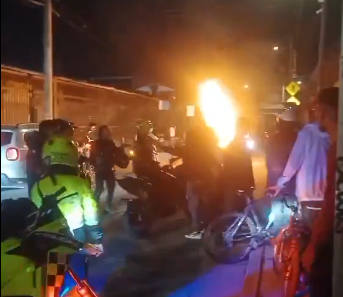 Comunidad incineró moto de asaltantes en Bosa.