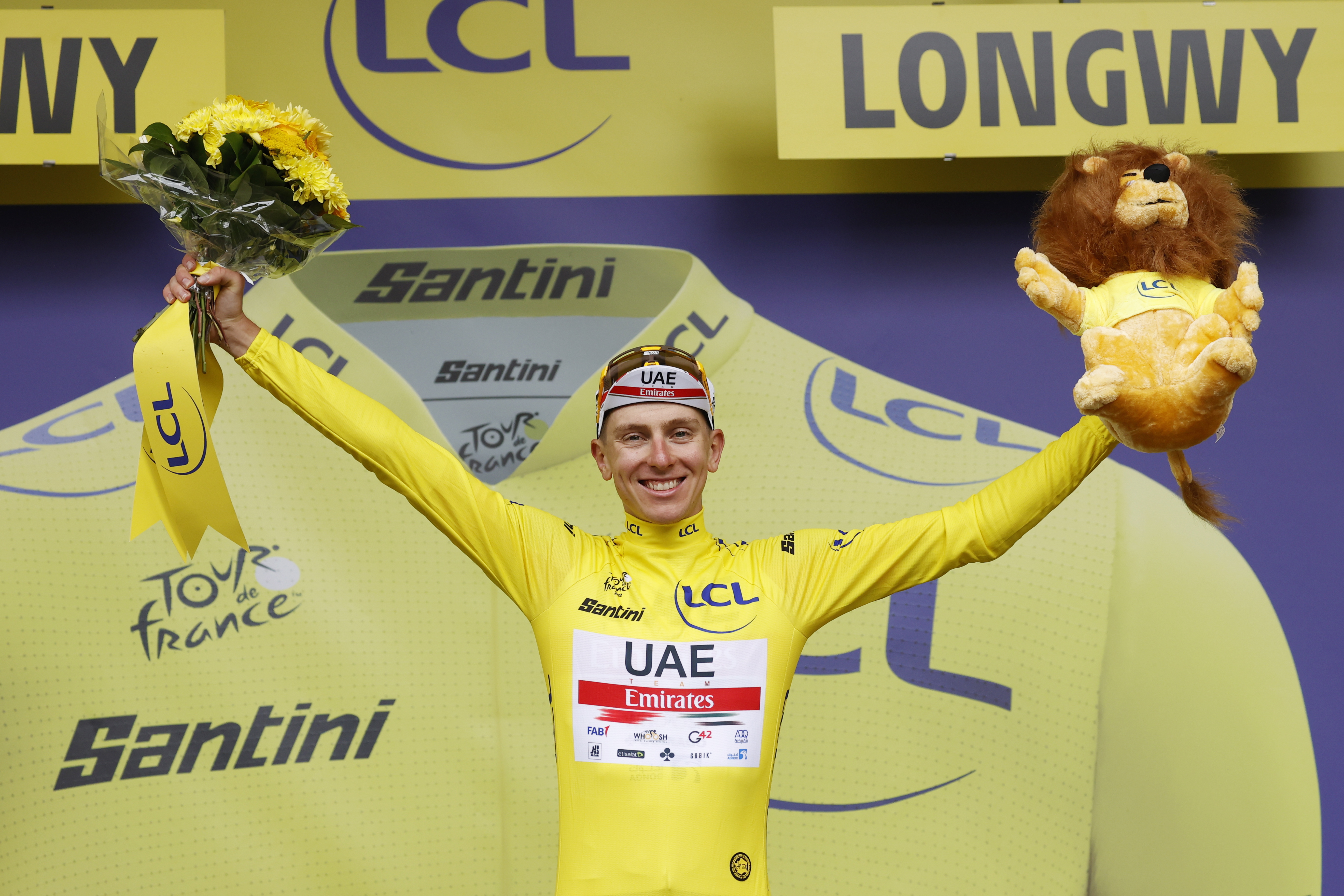 Longwy (France), 07/07/2022.- Slovenian rider Tadej Pogacar of UAE Team Emirates celebrates on the podium after taking the overall leader's yellow jersey following his win during the 6th stage of the Tour de France 2022 over 219.9km from Binche to Longwy, France, 07 July 2022. (Ciclismo, Francia, Eslovenia) EFE/EPA/YOAN VALAT