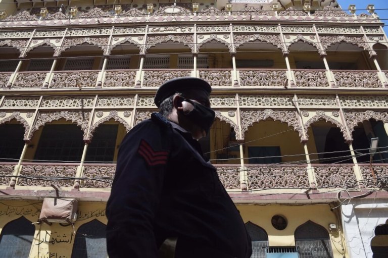 El peligro de que las mezquitas en Pakistán se resistan a cerrar pese al coronavirus