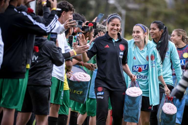 Los niños y niñas de FCF Camps fueron los encargados de entregarle a las jugadoras de la selección femenina de Colombia los regalos que tenía preparado la Federación Colombiana de Fútbol previo al viaje a la Copa Mundial Femenina de la Fifa, que inicia el 20 de julio.