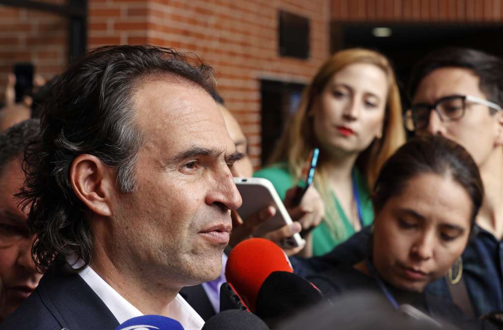 BOG400. BOGOTÁ (COLOMBIA), 25/05/2022.- El candidato de la coalición de derechas Equipo por Colombia, Federico "Fico" Gutiérrez, habla con los medios de comunicación hoy, en Bogotá (Colombia). El candidato de derechas a la Presidencia de Colombia Federico Gutiérrez se mostró este miércoles "muy preocupado" por la falta de una auditoría externa internacional en las elecciones convocadas este domingo, tras las irregularidades denunciadas en las pasadas legislativas de marzo. EFE/ Mauricio Dueñas Castañeda