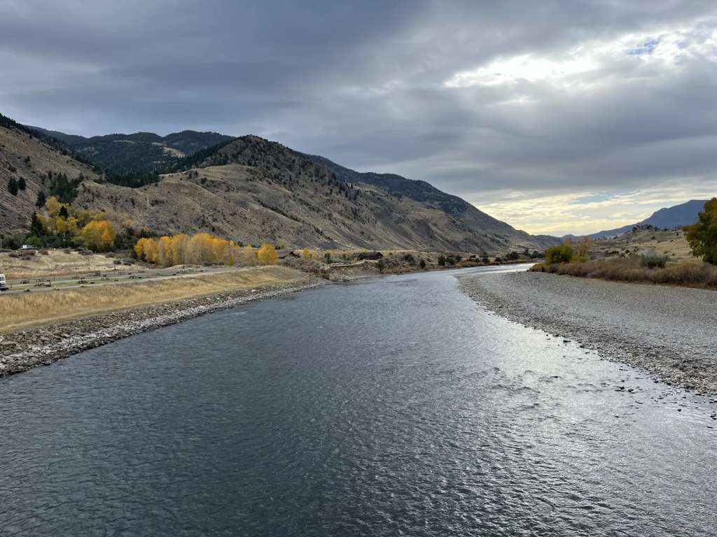 El satélite SWOT ayuda a los científicos a medir las olas de inundación en vías fluviales como el río Yellowstone, fotografiado aquí en octubre de 2024 en Montana. SWOT mide la altura de las aguas superficiales, incluyendo el océano, y cientos de miles de ríos, lagos y embalses solo en Estados Unidos. /NASA