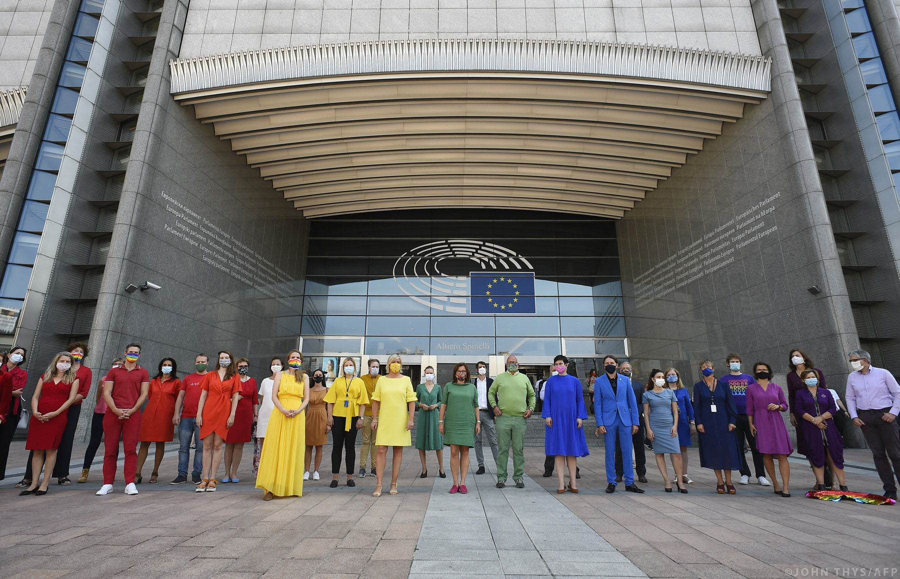 Los miembros del Parlamento Europeo y los partidarios LGBT demostraron su apoyo a la comunidad LGBTQ de Polonia frente al Parlamento durante una sesión plenaria en Bruselas el 15 de septiembre de 2020.