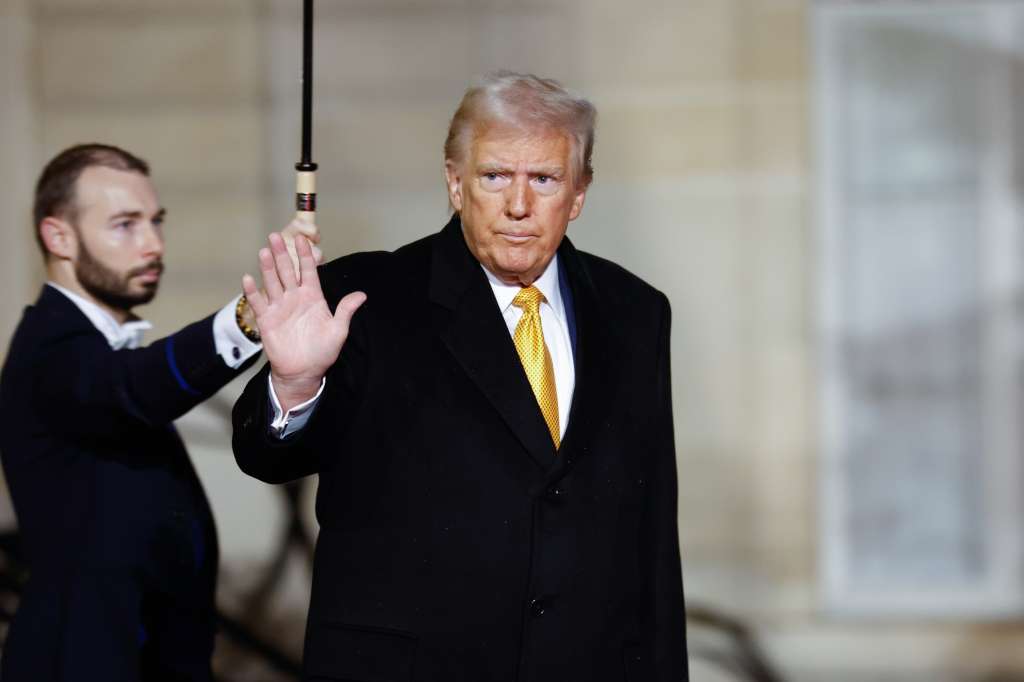 EA6517. BOGOTÁ (COLOMBIA), 12/12/2024.- El presidente electo de Estados Unidos, Donald Trump, saluda este sábado a su salida del Palacio del Elíseo en París (Francia). Trump, fue elegido Persona del Año 2024 por la revista Time, "por organizar un regreso de proporciones históricas, impulsar un realineamiento político único en una generación y remodelar la presidencia estadounidense". EFE/EPA/Mohammed Badra