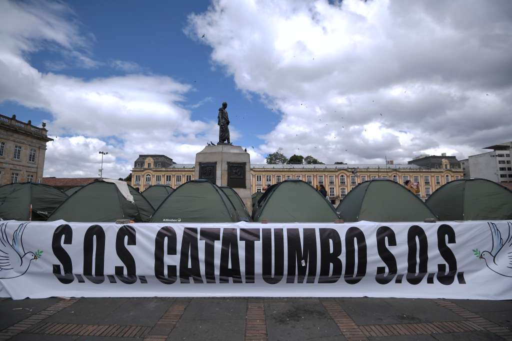 Líderes desplazados del Catatumbo instalaron un campamento en la Plaza de Bolívar de Bogotá, solicitan una reunión con el presidente Petro.