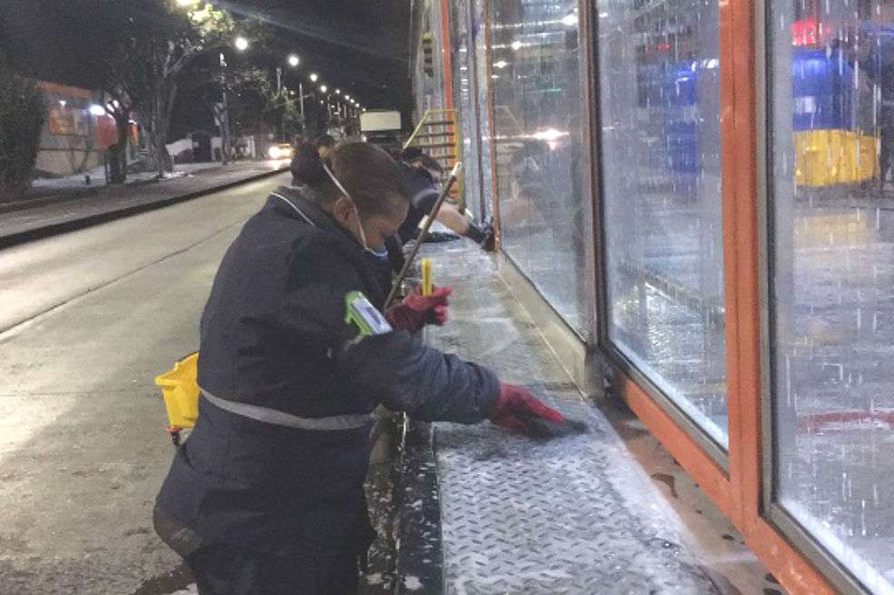 Diariamente, más 500 personas realizan las labores de aseo y limpieza en estaciones y portales.  / Alcaldía de Bogotá.