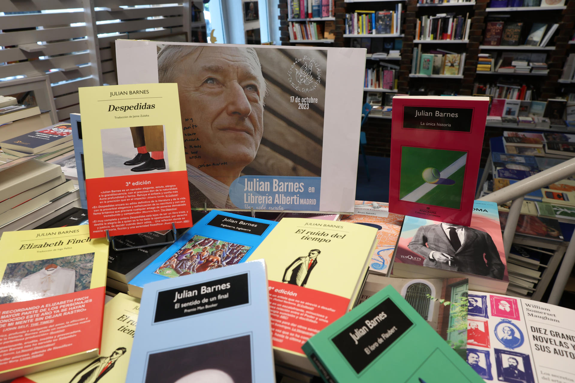 MADRID, 10/06/2026.-Vista de unos ejemplares de libros de Julian Barnes este miércoles en la librería Rafael Alberti en Madrid. Julian Barnes (Leicester, Inglaterra, 1946) ha sido galardonado este miércoles con el Premio Princesa de Asturias de las Letras 2026 por una obra que reelabora con mirada europeísta la historia del arte o de la música con un estilo único que lo singulariza dentro de una generación de autores británicos que ha marcado la literatura contemporánea. Barnes pertenece a la generación de escritores británicos surgidos a finales de la década de los sesenta y principios de los setenta como Martin Amis, Salman Rushdie, Ian McEwan y Kazuo Ishiguro.-EFE/ Kiko Huesca
