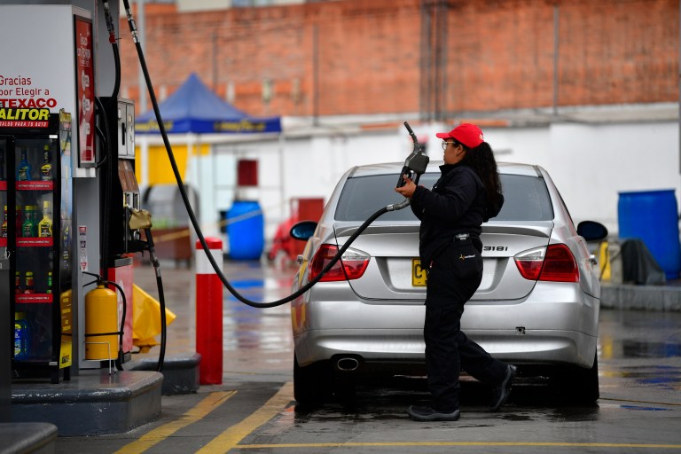 ¿Qué pasará con la gasolina en Colombia? Petróleo caro presiona precio de los combustibles