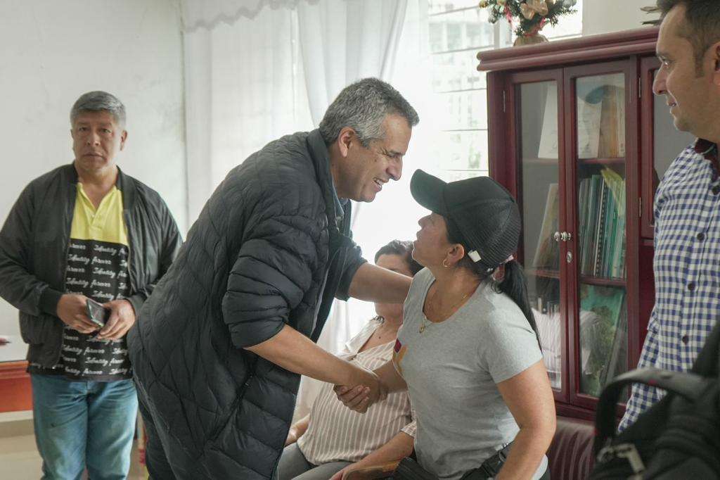 Ministro del Interior, Luis Fernando Velasco, durante diálogo con comunidades en Rosas, Cauca.