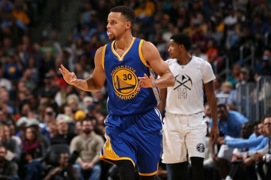Stephen Curry celebra tres puntos anotados en el partido en el que Golden State Warriors venció a los Denver Nuggets. Foto: AFP