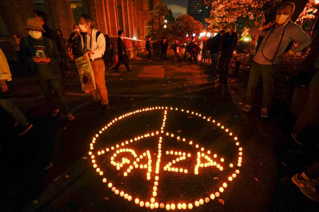 Tokio (Japón), 05/11/2023.- Decenas de personas que se manifiestan, crean un mensaje de paz en el que se lee "Gaza", pidiendo detener el conflicto de Hamás e Israel, la paz en Palestina y detener el genocidio en Gaza durante su protesta en el centro de Tokio, capital de Japón, este domingo. EFE/ Kimimasa Mayama