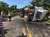 En video: nuevamente saquean camión con cervezas que se volcó en Magdalena
