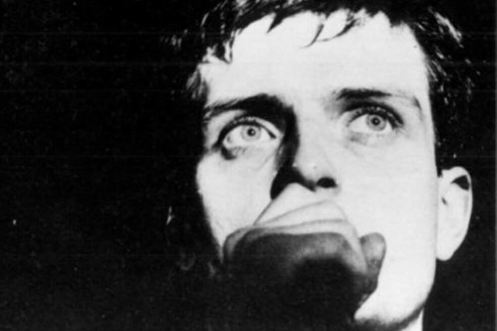 A los 23 años, Ian Curtis había sacado adelante un grupo como Joy Division, se había casado, había tenido una hija y le había sobrado tiempo. / EFE