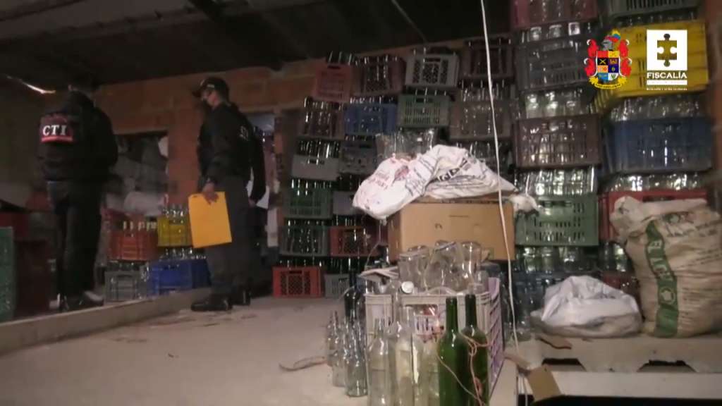 Insumos para la preparación de licor adulterado, incautado en megaoperativo del Ejército y la Fiscalía / Fiscalía.