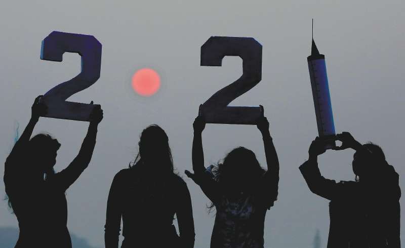 Un grupo de mujeres en Bhopal (India) celebrando el fin del 2020.