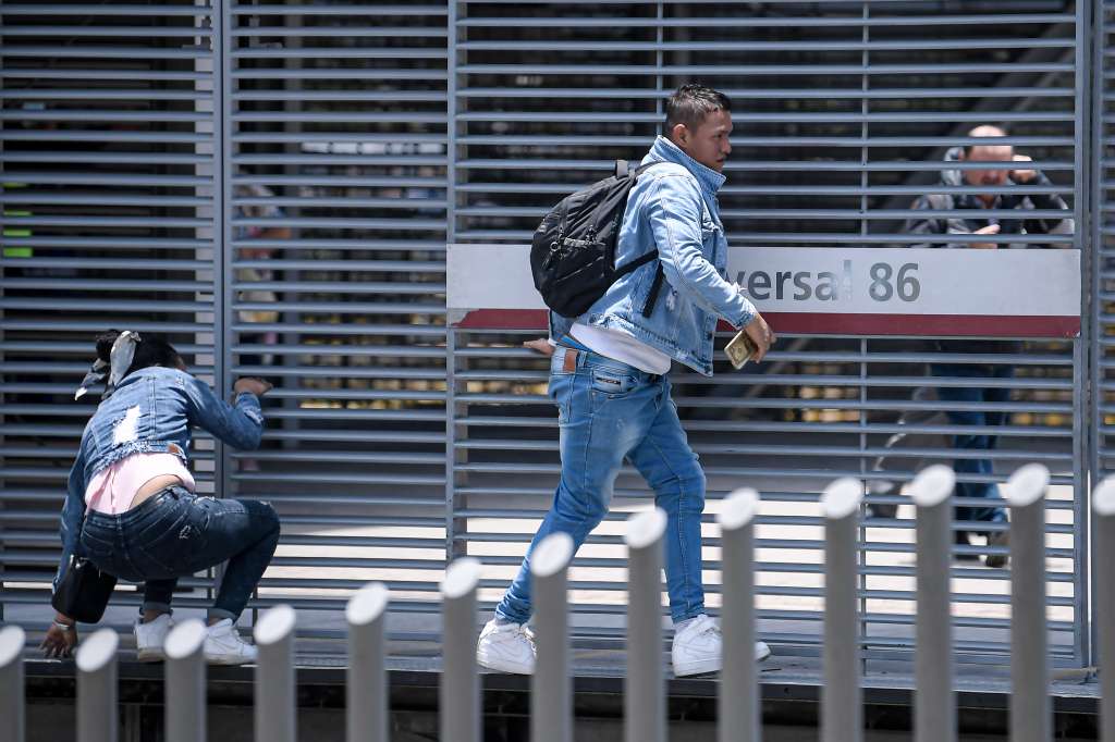 Ciudadanos evadiendo el pago del pasaje de Transmilenio