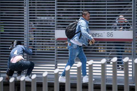Abiertas a los colados: faltan 1.690 puertas en estaciones de Transmilenio