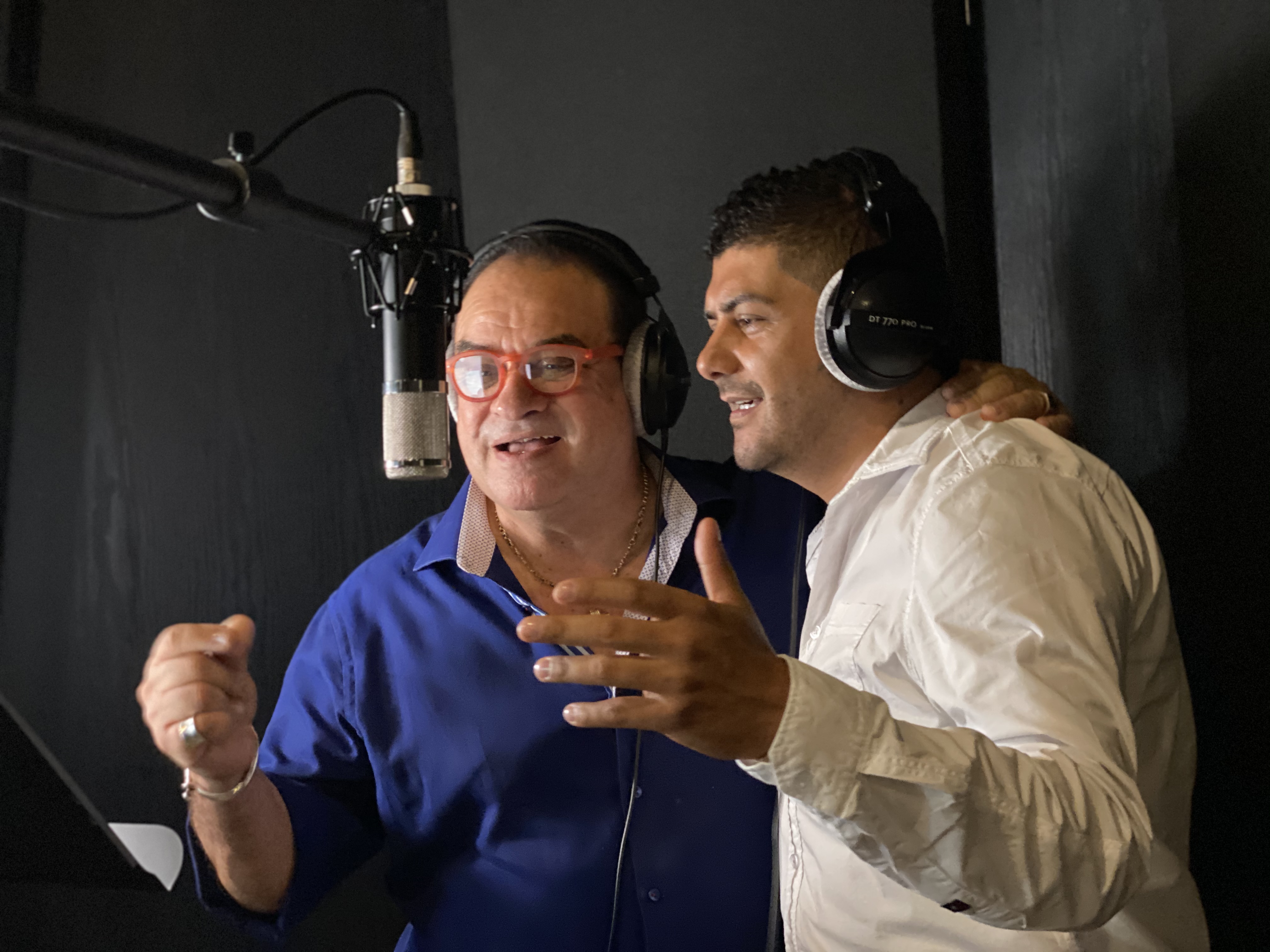 Tony Vega y Lennyn Hidalgo durante la grabación del sencillo "Peligro de amar".