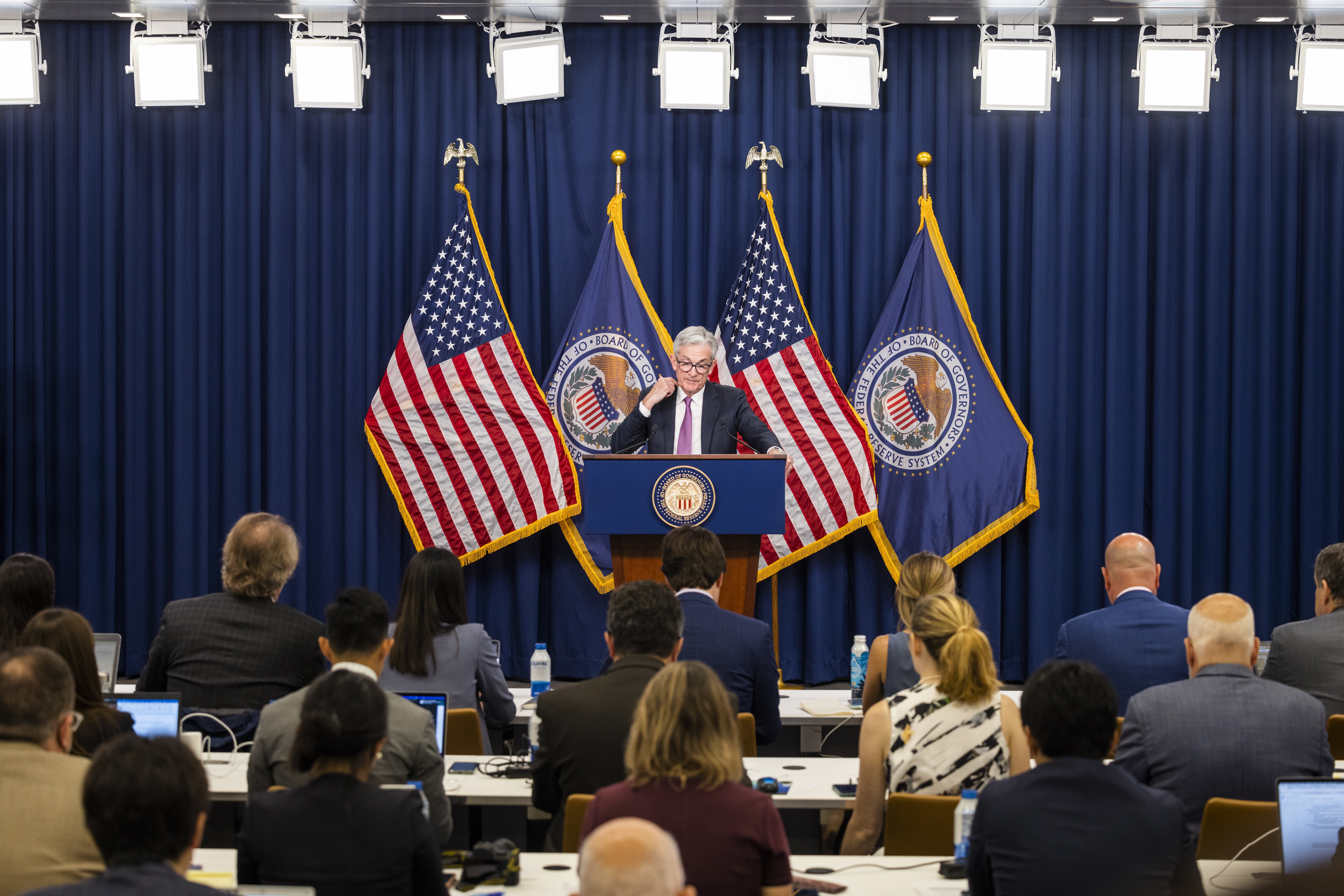 Washington (United States), 27/07/2022.- Federal Reserve Board Chairman Jerome Powell holds a news conference after the Fed decided to once again raise interest rates by three-quarters of a percentage point at the William McChesney Martin Jr. Building in Washington, DC, USA, 27 July 2022. The Fed hopes to temper inflation rates, which have reached their highest levels in 40 years. (Estados Unidos, Roma) EFE/EPA/JIM LO SCALZO