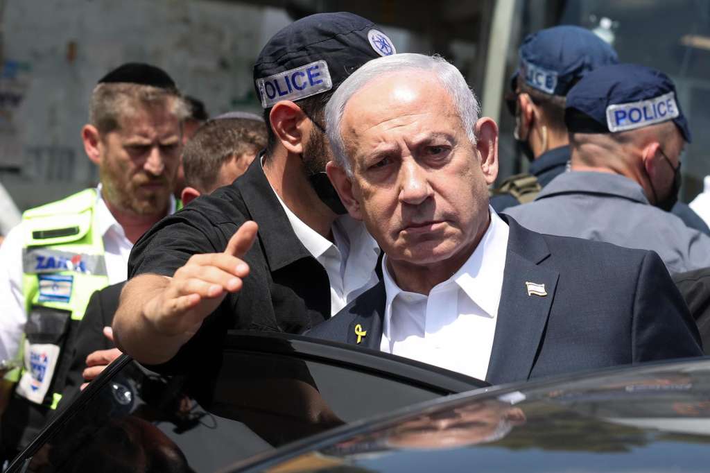 FOTODELDIA JERUSALÉN, 08/09/2025.- El primer ministro israelí, Benjamin Netanyahu, visita el lugar donde se produjo un tiroteo en Jerusalén, el 8 de septiembre de 2025. Al menos cinco personas murieron y varias más resultaron heridas por disparos tras un tiroteo en el cruce de Ramot, en Jerusalén, según Magen David Adom (MDA), los servicios de emergencia nacionales de Israel. EFE/Ronen Zvulun / POOL
