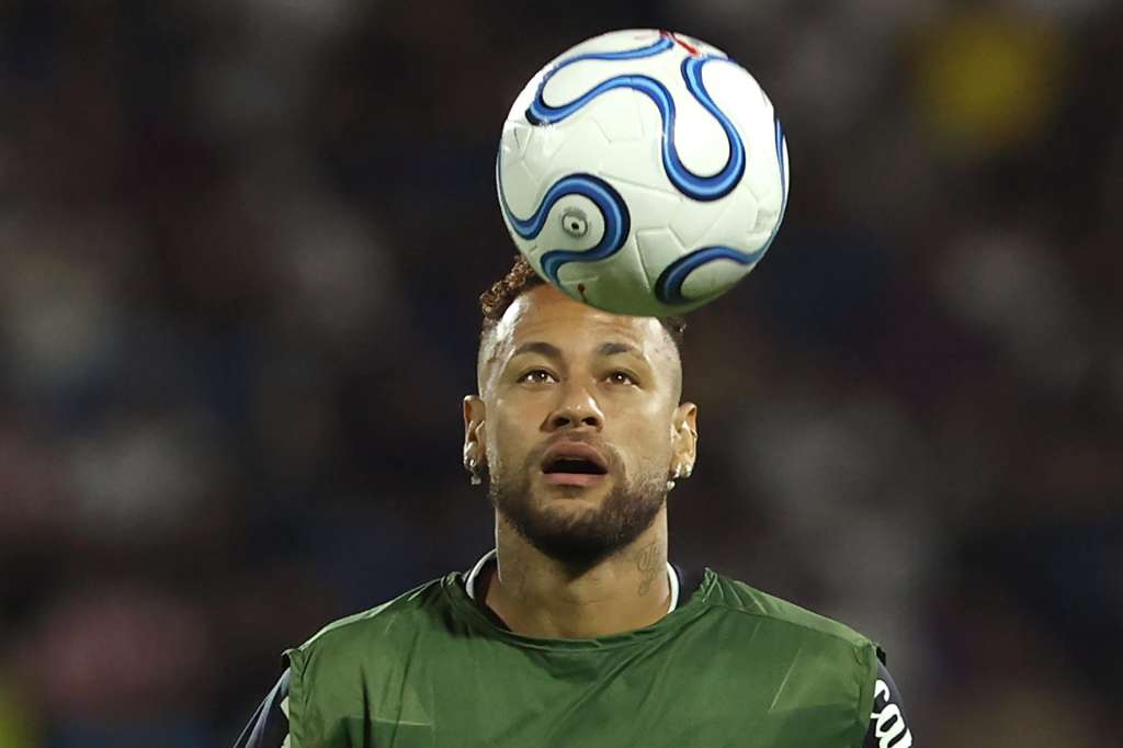 AMDEP4566. PEDRO JUAN CABALLERO (PARAGUAY), 05/05/2026.- Neymar de Santos participa en el calentamiento este martes, previo a un partido de la fase de grupos de la Copa Sudamericana entre Deportivo Recoleta y Santos en el estadio Río Parapití en Pedro Juan Caballero (Paraguay). EFE/ Juan Pablo Pino