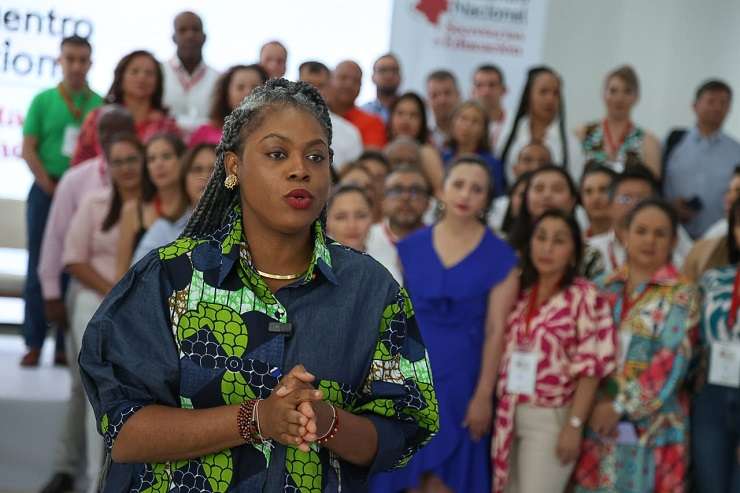 En el marco del Encuentro Nacional de Secretarías de Educación que se realiza en Riohacha, en el departamento de La Guajira, la ministra de Educación, Aurora Vergara Figueroa, celebró la aprobación de $2.2 billones en la adición presupuestal.