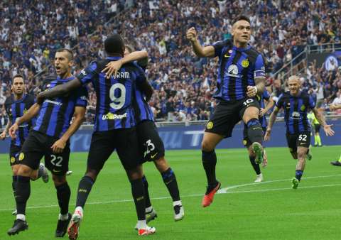 Inter goleó a Milan y tomó el mando de la Serie A