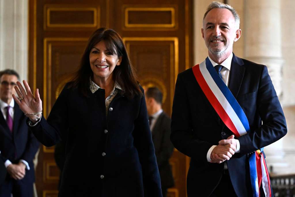 PARIS (France), 29/03/2026.- Former Mayor of Paris Anne Hidalgo (L) leaves the city hall with Paris' newly elected Mayor Emmanuel Gregoire wearing the tricolour mayoral sash after being nominated during the inaugural city council session at the city hall of Paris, France, 29 March 2026. Emmanuel Gregoire, who was elected mayor of Paris by a wide margin over right wing candidate Rachida Dati, takes office on 29 March 2026 at the Paris City Hall to succeed Anne Hidalgo, who is stepping down after 12 years in office. (Francia) EFE/EPA/JULIEN DE ROSA / POOL MAXPPP OUT