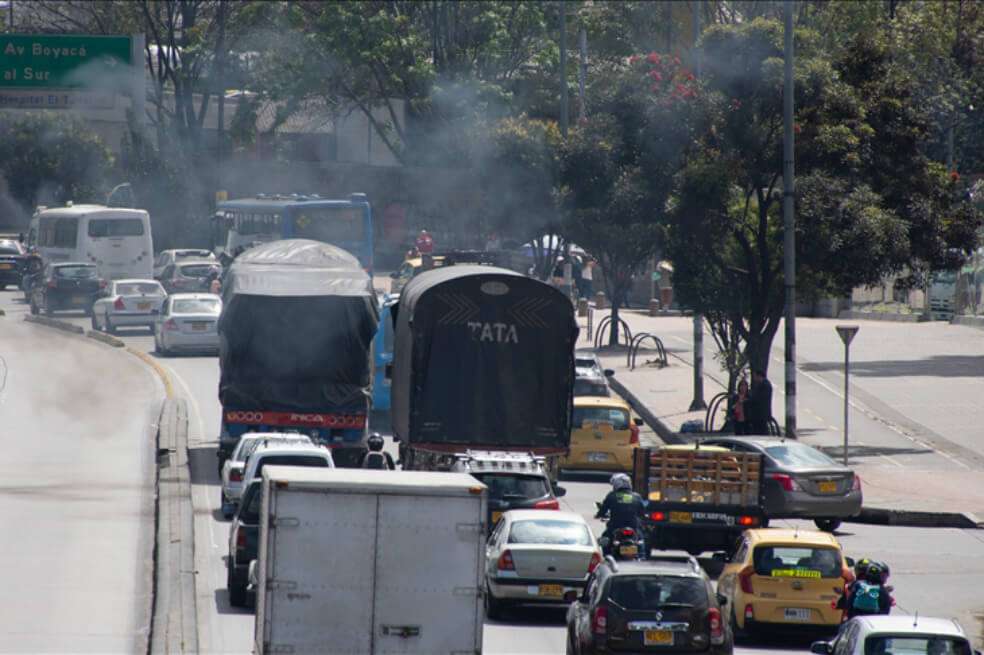 Vehículos recorren las calles de Bogotá luego de la emergencia ambiental declarada por la Alcaldía. La renovación de buses y camiones que se mueven con diésel, hacen parte de las medidas para reducir la contaminación en la ciudad. / Agencia Anadolu