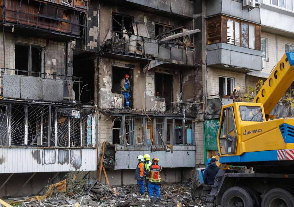 Kyiv (Ukraine), 26/10/2025.- Ukrainian rescuers work at the site of a Russian strike in Kyiv, Ukraine, 26 October 2025, amid the Russian invasion. At least three people were killed and more than 30 others injured, including seven children, after Russian forces launched an overnight attack on Kyiv, the National Police of Ukraine reported. (Rusia, Ucrania, Kiev) EFE/EPA/SERGEY DOLZHENKO