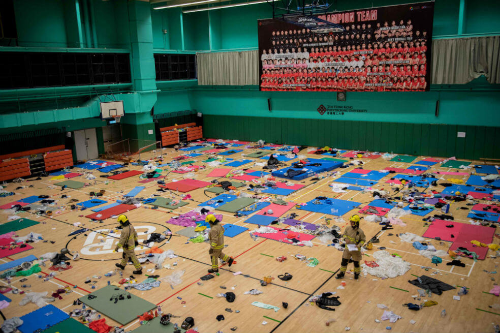 El campus de la Universidad Politécnica en Hong Kong parece el escenario posterior a un apocalipsis luego de casi dos semanas de enfrentamientos entre manifestantes y policía. / AFP