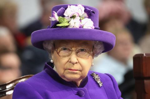 ¿Qué puede hacer la reina Isabel II ante la petición de suspender el Parlamento?