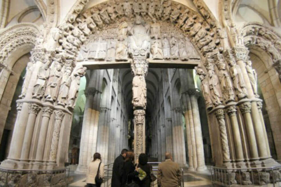 Las dos esculturas en litigio fueron compradas junto a otra más por el Ayuntamiento de Santiago en 1948 a un aristócrata que se había hecho con ellas en el siglo XVIII. / EFE