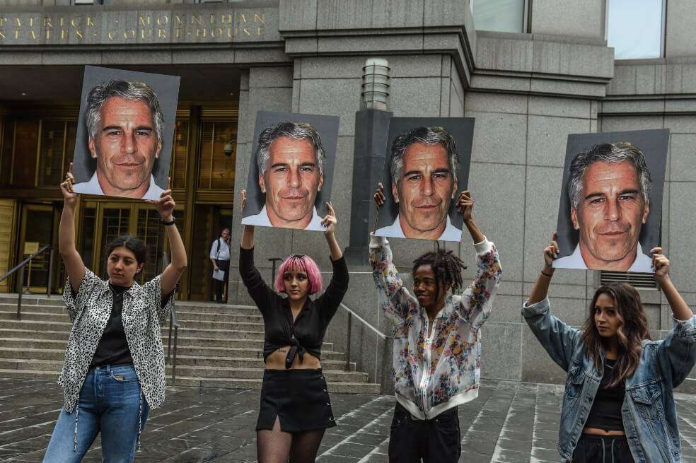 Un grupo de protesta llamado "Desastre Caliente" reclama justicia por el caso Epstein luego de que el multimillonario se suicidó en prisión.
/ AFP