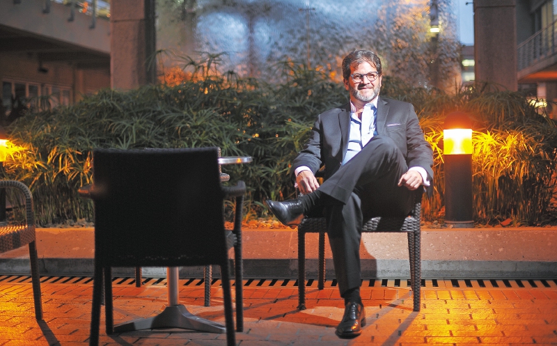 Arturo Savage, embajador de Johnnie Walker, recomienda tomar este whisky intercalado con sorbos de agua fría. / Cristian Garavito