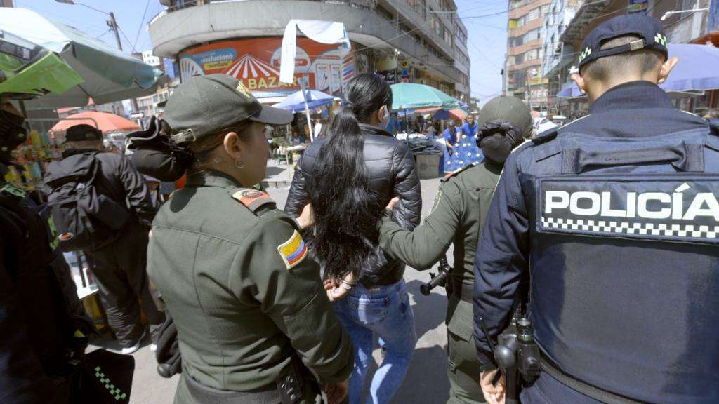 Las autoridades también hicieron control frente al uso del espacio público por parte de los vendedores ambulantes.