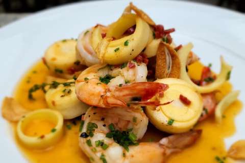 Receta para preparar langostinos salteados con palmitos y chorizo