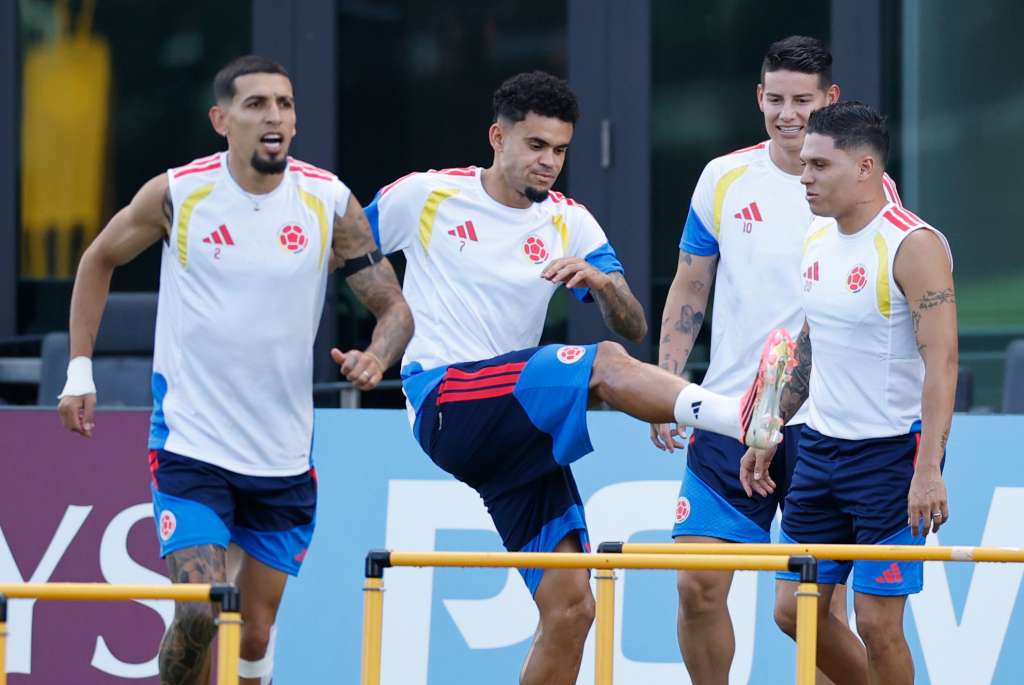 GR6002. FORT LAUDERDALE (ESTADOS UNIDOS), 26/06/2026.- Desde la izquierda, Daniel Muñoz, Luis Díaz, James Rodríguez y Juan Fernando Quintero participan en un entrenamiento este viernes, como preparación para enfrentar a Portugal en el Mundial de la FIFA 2026, en el Inter Miami CF Stadium en Fort Lauderdale (EE.UU.). EFE/ Alberto Estevez