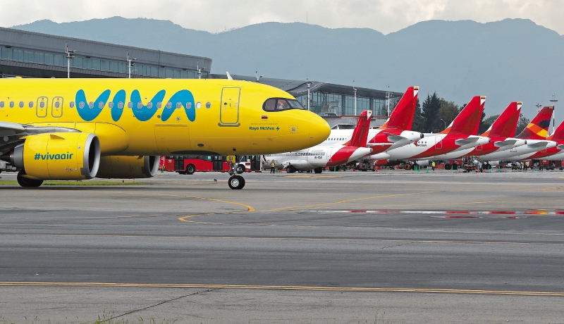 Los slot son los puestos de despegue y aterrizaje que tienen a disposición las aerolíneas para su operación. Es decir, sin estos la competencia no tenía garantías para competir con frecuencias aéreas, lo que hubiera favorecido considerablemente a Avianca.