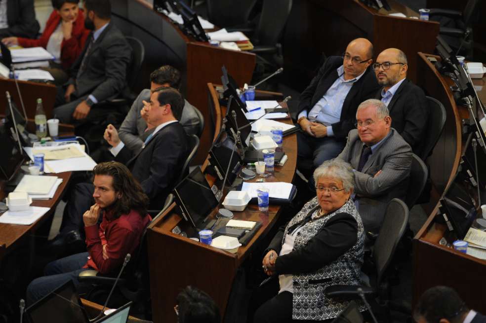 Imelda Daza (abajo), miembro del partido FARC, cree que el bloqueo a la JEP es un intento de impunidad para los actores del conflicto diferentes a la exguerrilla.