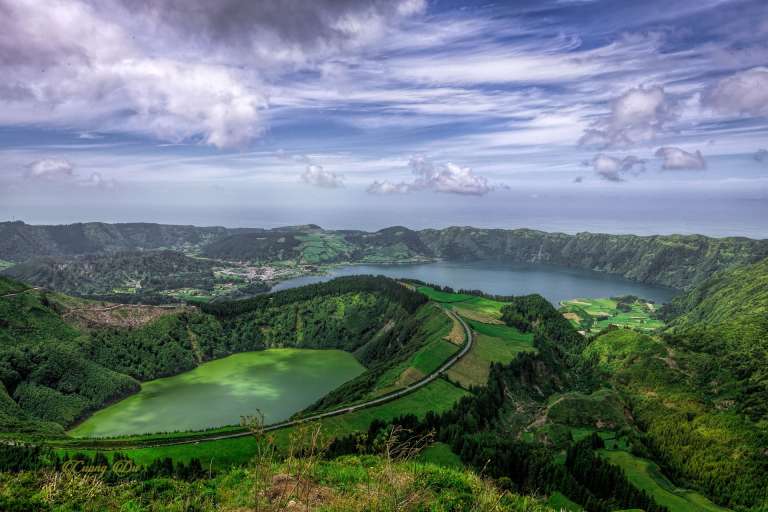 Azores, Portugal: Si le gusta la fauna marina, las nueve islas volcánicas de las Azores son tu lugar. Esta región de Portugal es como un oasis para las 28 especies de ballenas y delfines que la habitan.
Además de sus maravillas naturales, destacan sus aguas termales y las numerosas iniciativas de la comunidad local para preservar este archipiélago volcánico tan especial.