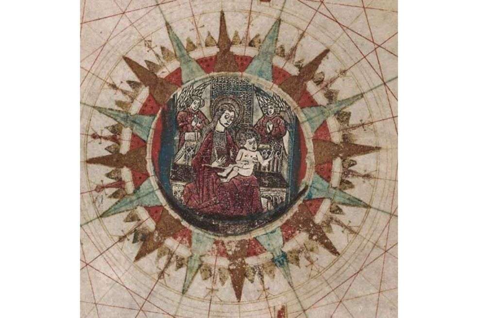 Detalle Rosa de los vientos con la Virgen y el niño.