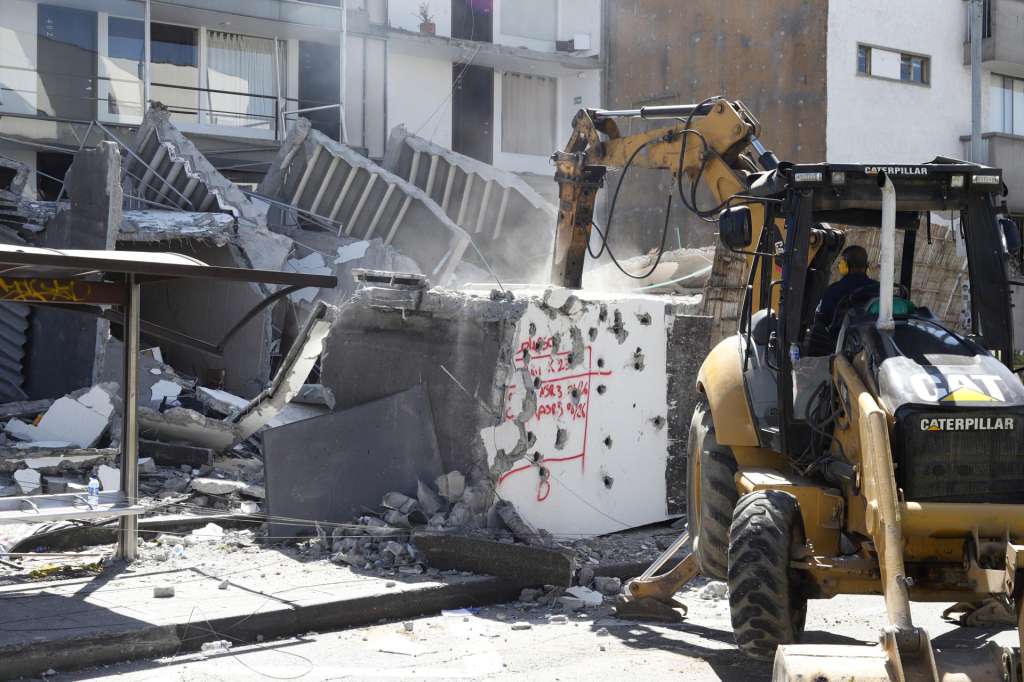 AME7780. MANIZALES (COLOMBIA), 10/08/2026.- Fotografía que muestra una retroexcavadora trabajando frente a una edificación destruida por un terremoto de magnitud 7,4 este lunes, en Manizales (Colombia). El presidente de Colombia, Abelardo de la Espriella, afirmó que el terremoto que sacudió la mayor parte del país, deja una cifra parcial de 111 fallecidos y una gran destrucción en al menos cinco departamentos. EFE/ Juan Augusto Cardona
